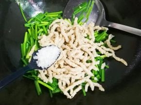 放入一小勺盐，一小勺糖