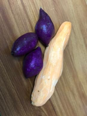 红薯找大一点的，这样擦出的片比较大，紫薯我实在买不到大的了，难过，红薯和紫薯都去皮，紫薯皮太难刮了，怕伤手，不刮了带皮烤无所谓