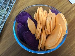 用擦刀擦成片，今天的片比较厚，因为想要一些厚度的质感，不像上一个食谱切出那么薄的土豆片