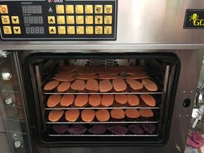 直接放烤箱，100度，今天这个确实很厚，烤了大约85分钟