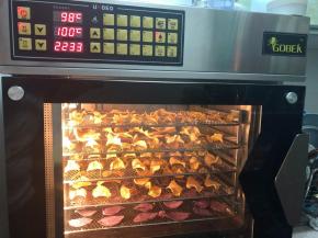 这个没有规律，可以随时开烤箱看，吃一吃尝一尝脆不脆，因为每个人切的厚度都不一样，以脆为准