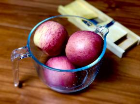 准备个头中等的苹果，太大容易过不去擦板，洗净，不削皮