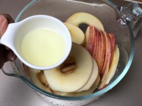 避免氧化变色，淋上一点点柠檬汁