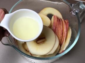 避免氧化变色，淋上一点点柠檬汁