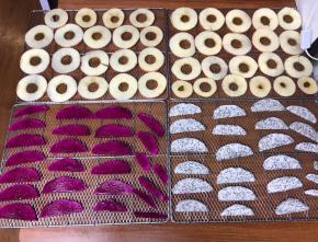 然后烤网刷一点点油，放好果片，柠檬汁装喷雾壶里，在表面喷上柠檬汁，避免变色