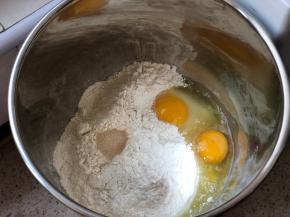 除黄油外都放入厨师机筒内