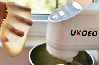 揉10分钟后，加入软化黄油，续揉8分钟，直至扯出手套膜