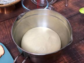 放盆中，盖保鲜膜