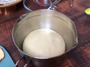 放盆中，盖保鲜膜