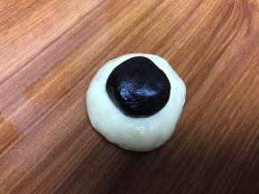 取面团按扁，包裹25克豆馅