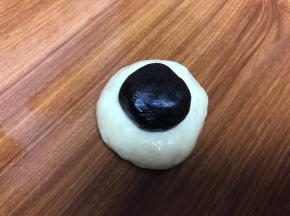 取面团按扁，包裹25克豆馅