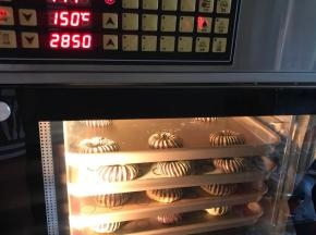 二发：放两杯热水，设置温度38度，大约20分钟，取出刷蛋液
烘烤：预热后，150度，20分钟