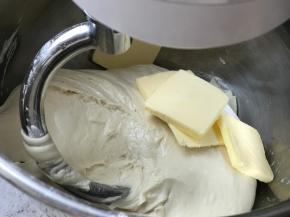 揉10分钟左右加入软化的黄油，继续10分钟，可以拉出薄的手套膜