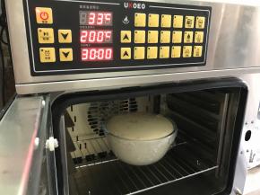 发酵至两倍大，检测：手指粘面粉戳个洞，洞口不回缩，即可