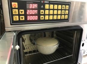 发酵至两倍大，检测：手指粘面粉戳个洞，洞口不回缩，即可