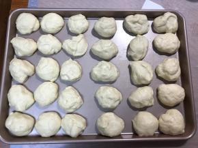 取出排气，45克左右一个面团，醒面