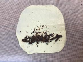 把巧克力切碎铺好