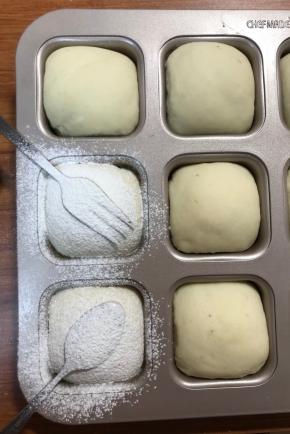 准备小勺子叉子摆好，筛一些高筋面粉，这个只是装饰，可以不采用