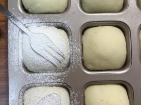 准备小勺子叉子摆好，筛一些高筋面粉，这个只是装饰，可以不采用