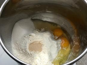 准备所有材料除黄油和椰蓉馅，酵母不要直接接触盐