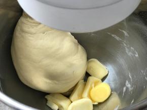 4档揉面10分钟，加入软化黄油，转换3档继续10分钟