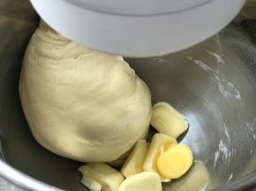 4档揉面10分钟，加入软化黄油，转换3档继续10分钟