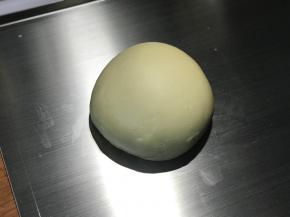 面团收至光滑，盖保鲜膜温暖处发酵至两倍大