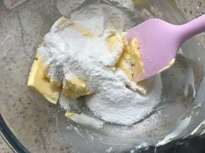 准备椰蓉馅，软化黄油加入糖粉搅匀