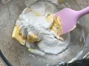 准备椰蓉馅，软化黄油加入糖粉搅匀