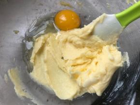 加入30克鸡蛋，大约一个蛋黄再加非常少量的蛋清就差不多
