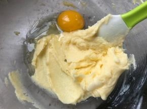 加入30克鸡蛋，大约一个蛋黄再加非常少量的蛋清就差不多