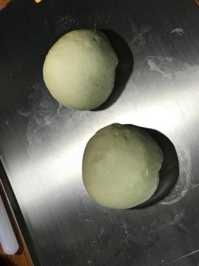 发酵好的面团，排气，分成2等份，盖保鲜膜醒面15分钟