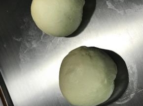 发酵好的面团，排气，分成2等份，盖保鲜膜醒面15分钟