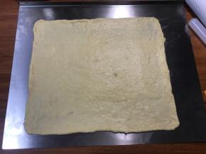 准备一块面团擀成长方形