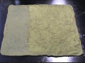 三分之二铺配方的椰蓉馅，因为是2个面团做两份，所以椰蓉馅用一半。