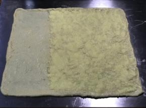 三分之二铺配方的椰蓉馅，因为是2个面团做两份，所以椰蓉馅用一半。