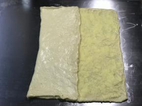 左侧三分之一空白处，向右折