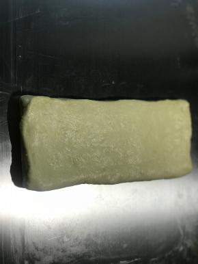 然后再向右折过去，捏好封口