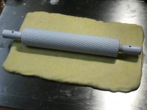 横着放，擀长一些，大约15-18cm