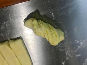 对折后两端捏起，稍微抻长2公分，然后扭一下