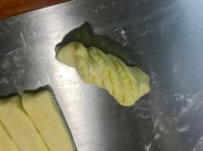 对折后两端捏起，稍微抻长2公分，然后扭一下