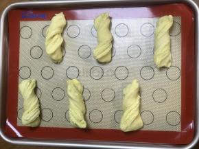 我比较喜欢圆滚类型的，如果你喜欢瘦长条，可以不对折，直接长条进行扭