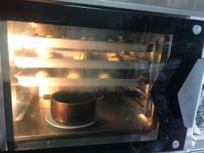 大概可以做20个，分成三盘，准备一锅热水，不要太烫，放入风炉中，发酵大约20分钟左右，不用开烤箱温度