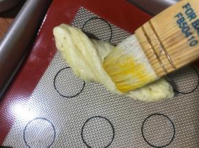 二发后刷一层蛋液，刷面皮上，不要刷切口的椰蓉馅中