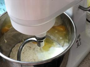 把所有材料，除黄油外，都放入厨师机内，开动3档揉面10分钟 