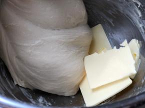 加入黄油，继续揉10分钟  