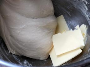 加入黄油，继续揉10分钟  