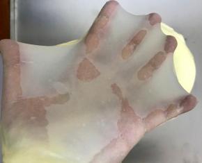 揉至拓展，盖保鲜膜28度发酵至两倍大  