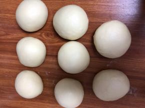 取出排气，分成8个小面团 