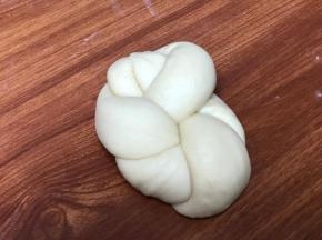 从右侧翻翻上来，头顶处把收口塞进去   